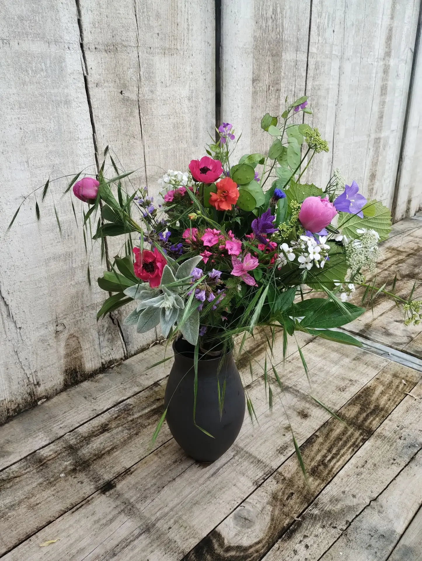 biologisch ecologisch Lente veldboeket ranonkel campanula klokjes duizendschoon roze blauw